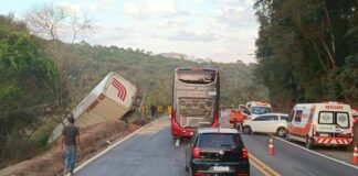 Acidente deixa quatro feridos após colisão entre carro e carreta na BR-381, em São Gonçalo