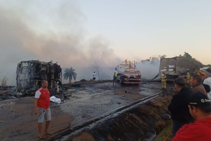 cidades-acidente-entre--nibus-e-caminh-o-interdita-br-040-e-deixa-ao-menos-15-feridos-1787567331