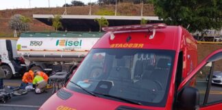 Motociclista fica ferido após colisão com caminhão na BR-381, em João Monlevade