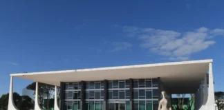 STF determina devolução de penduricalhos pagos a sete tribunais