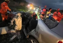 Motorista fica preso às ferragens após carro sair da pista e bater contra poste na BR-381, em Ravena