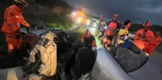 Motorista fica preso às ferragens após carro sair da pista e bater contra poste na BR-381, em Ravena