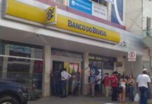 Bancários aprovam renovação de acordo em bancos privados e BB; Caixa decide entrar em greve