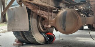 Motociclista de 19 anos fica ferido após colisão com caminhão-pipa no bairro Areia Preta