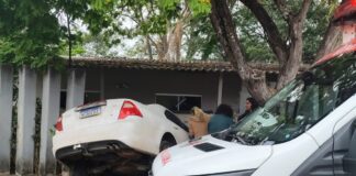 Carro sai da pista e atinge muro da Amepi em João Monlevade