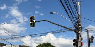 Semáforo da Wilson Alvarenga com Duque de Caxias volta a funcionar após manutenção
