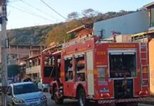 Incêndio atinge residência sob igreja no bairro Gabiroba, em Itabira