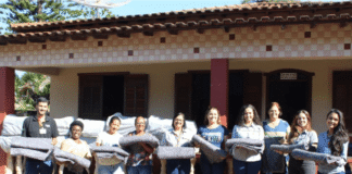Cobertores produzidos a partir de uniformes são doados a instituições de João Monlevade e Bela Vista de Minas