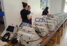 Urnas passam por testes e lacração antes de serem enviadas aos locais de votação