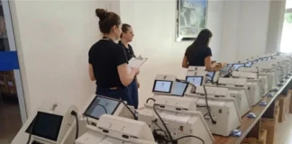 Urnas passam por testes e lacração antes de serem enviadas aos locais de votação