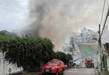 Incêndio atinge depósito de recicláveis e mobiliza bombeiros em Belo Horizonte