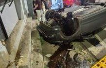 Carro bate contra parede de residência e capota no Centro de Itabira